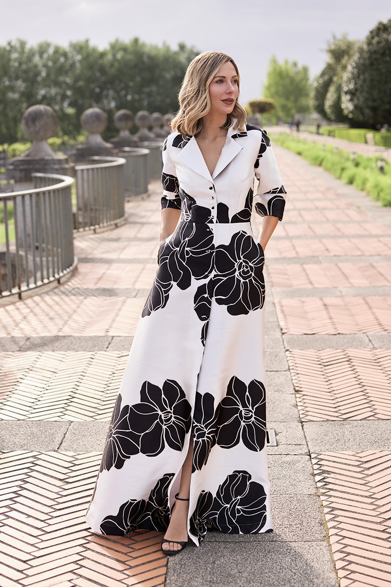 comprar vestido camisero largo con cuello esmoquin en mikado blanco con flores negras con botones forrados para invitadas a boda, gala, evento, fiesta de verano, madrinas