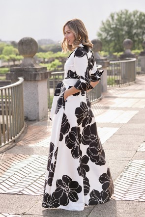  vestido camisero largo con cuello esmoquin en mikado blanco con flores negras con botones forrados para invitadas a boda, gala, evento, fiesta de verano, madrinas