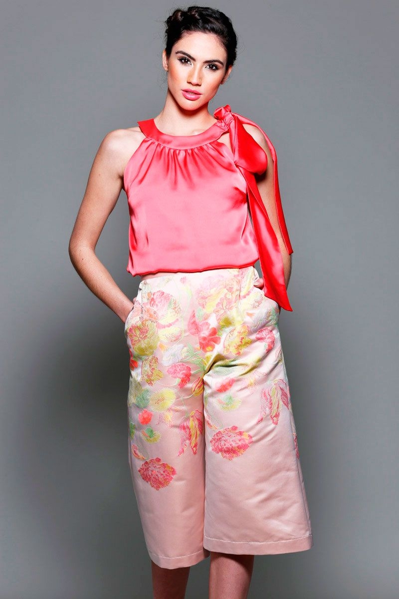 pantalon de fiesta capri rosa con estampado de flores de boda evento coctel bautizo comunion graduacion de primavera verano en apparentia