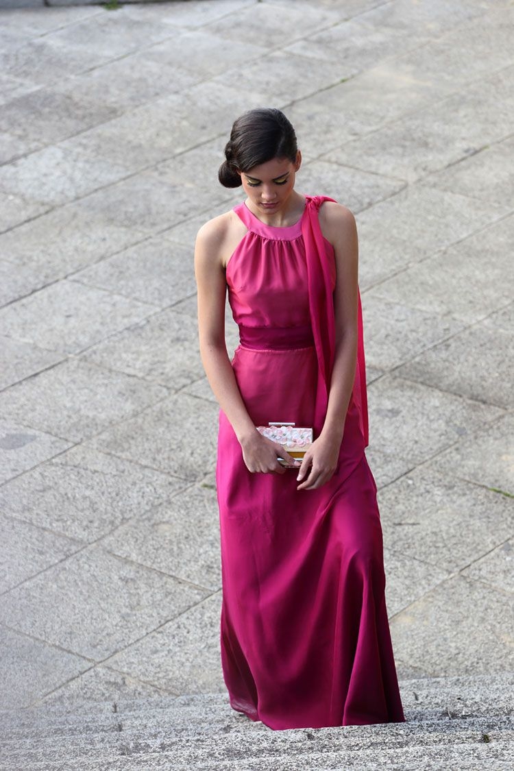 vestido largo para boda fiesta evento coctel en color rojo con escote halter y lazo en el hombro de apparentia
