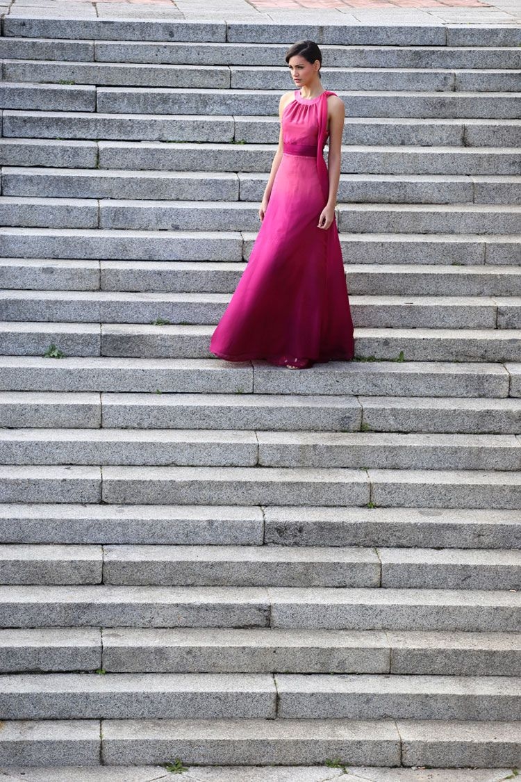 vestido largo de gasa con escote halter y lazo en el hombro para boda fiesta evento coctel de primavera verano en apparentia online 