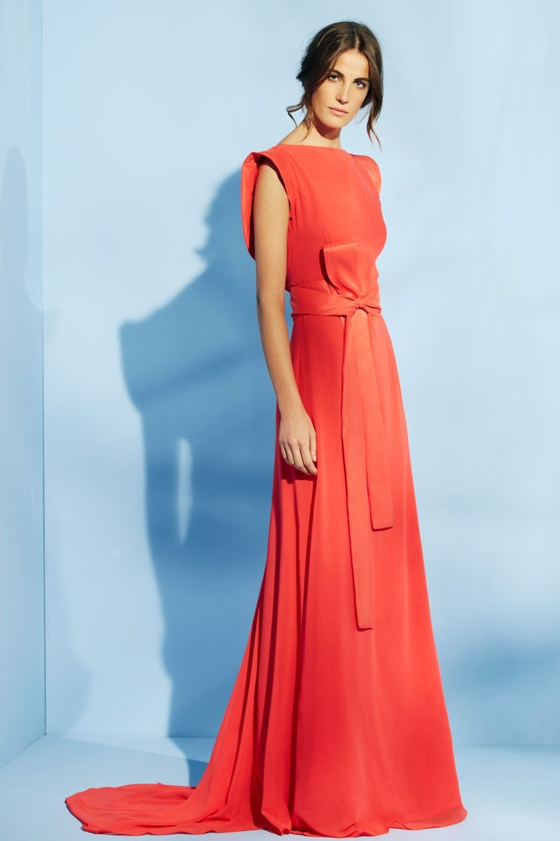 vestido largo coral con escote en la espalda y lazada en la cintura para boda evento fiesta de nubbe en apparentia