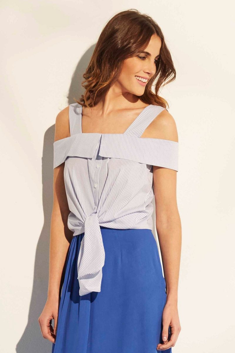 Blusa de rayas azules y blancas con lazada