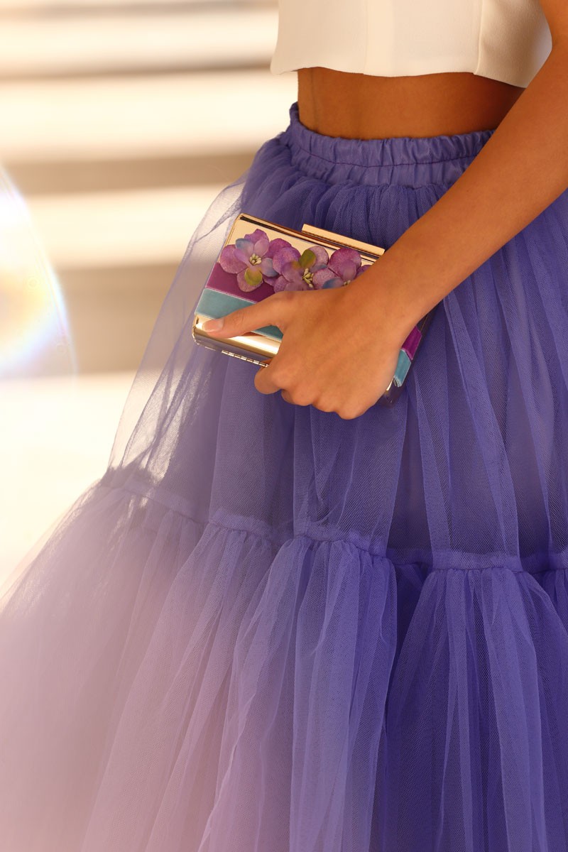 clutch de fiesta dorado con flores lilas y azules para invitadas boda comprar online