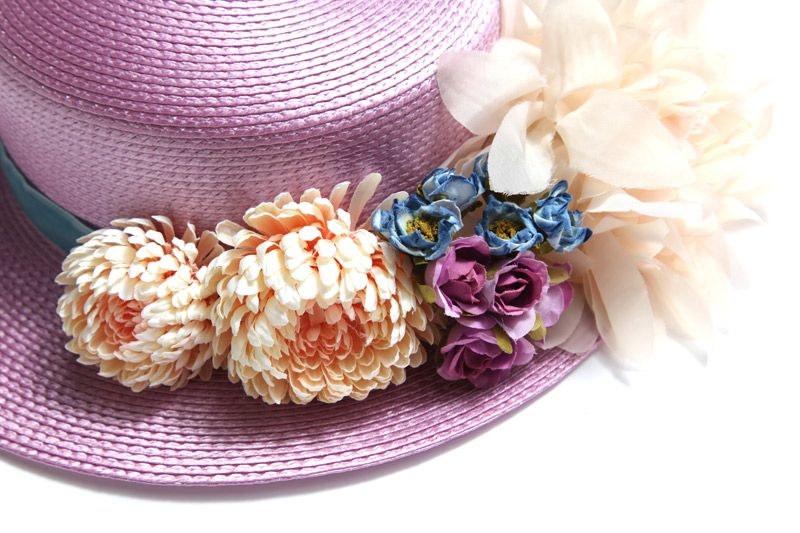 canotier rosa con flores y cinta de terciopelo azul para boda evento coctel fiesta bautizo comunion graduacion de apparentia