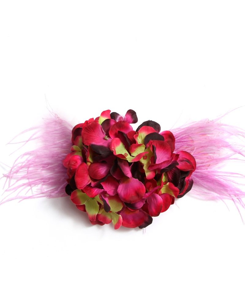 Cinturón con detalle de flores y plumas rojas