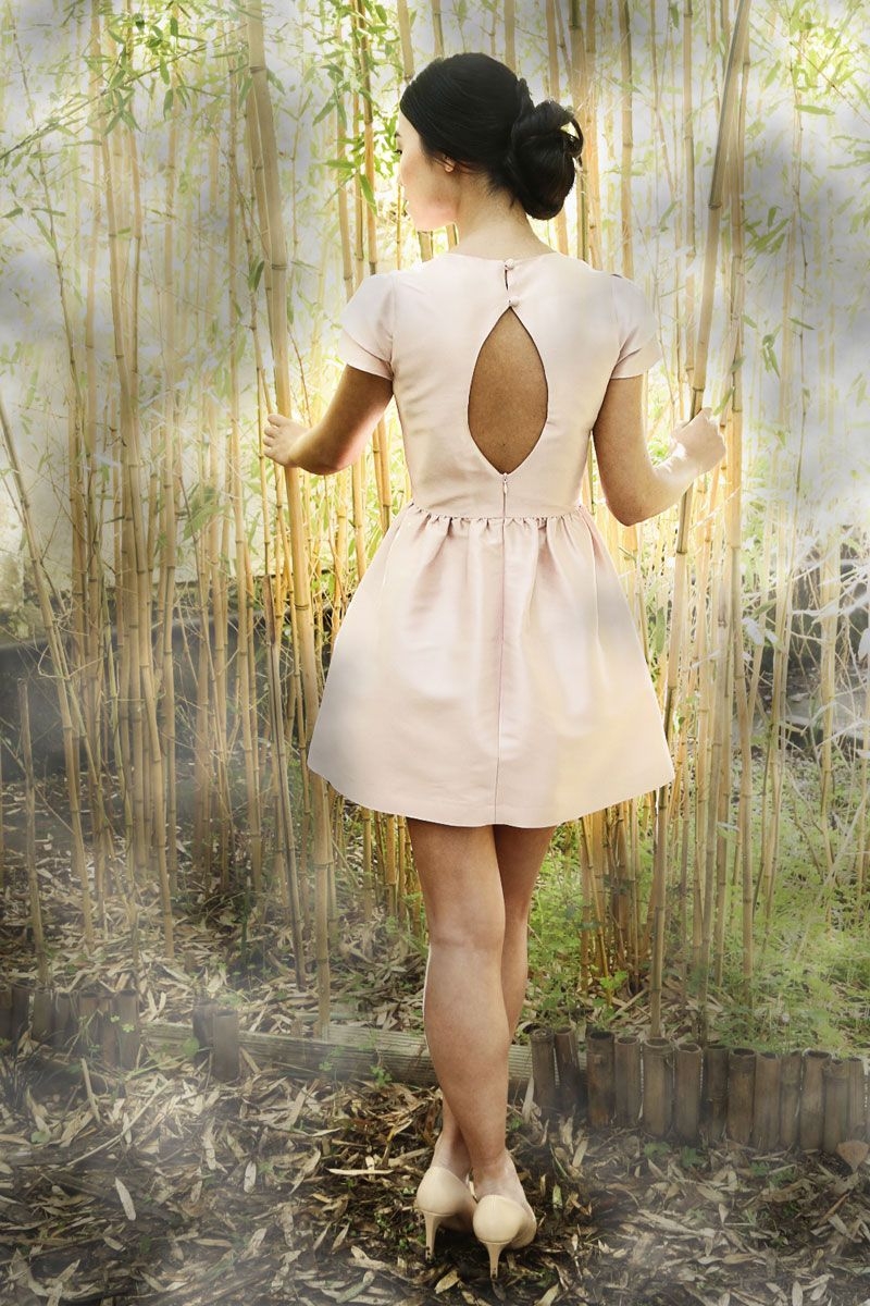 vestido de fiesta rosa cuarzo corto con falda de vuelo y manga corta para boda evento coctel bautizo comunion graduacion de arimoka en apparentia