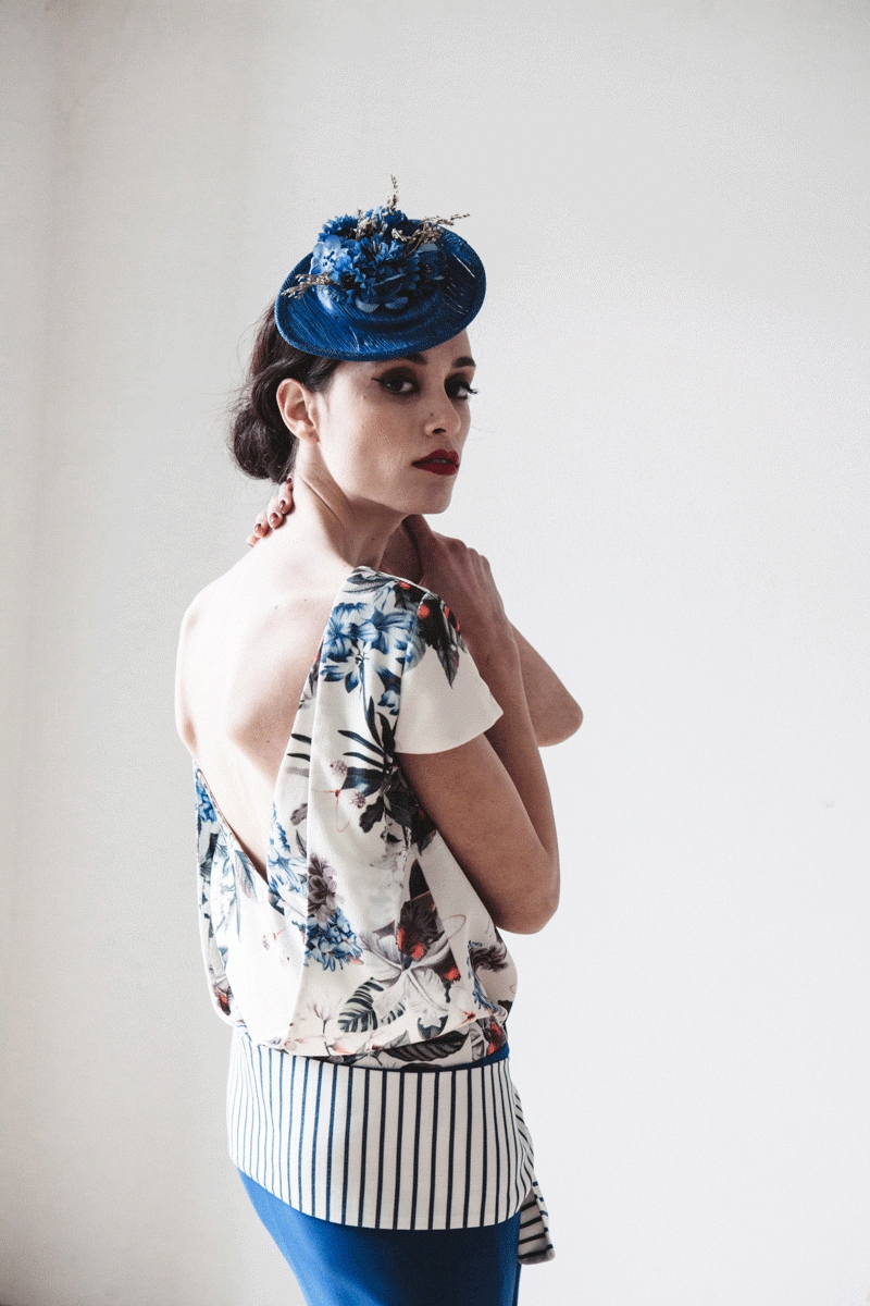 vestido estilo años 20 con falda midi azul lazada de rayas y cuerpo de flores y manga corta para boda evento fiesta coctel bautizo comunion graduacion de bouret en apparentia