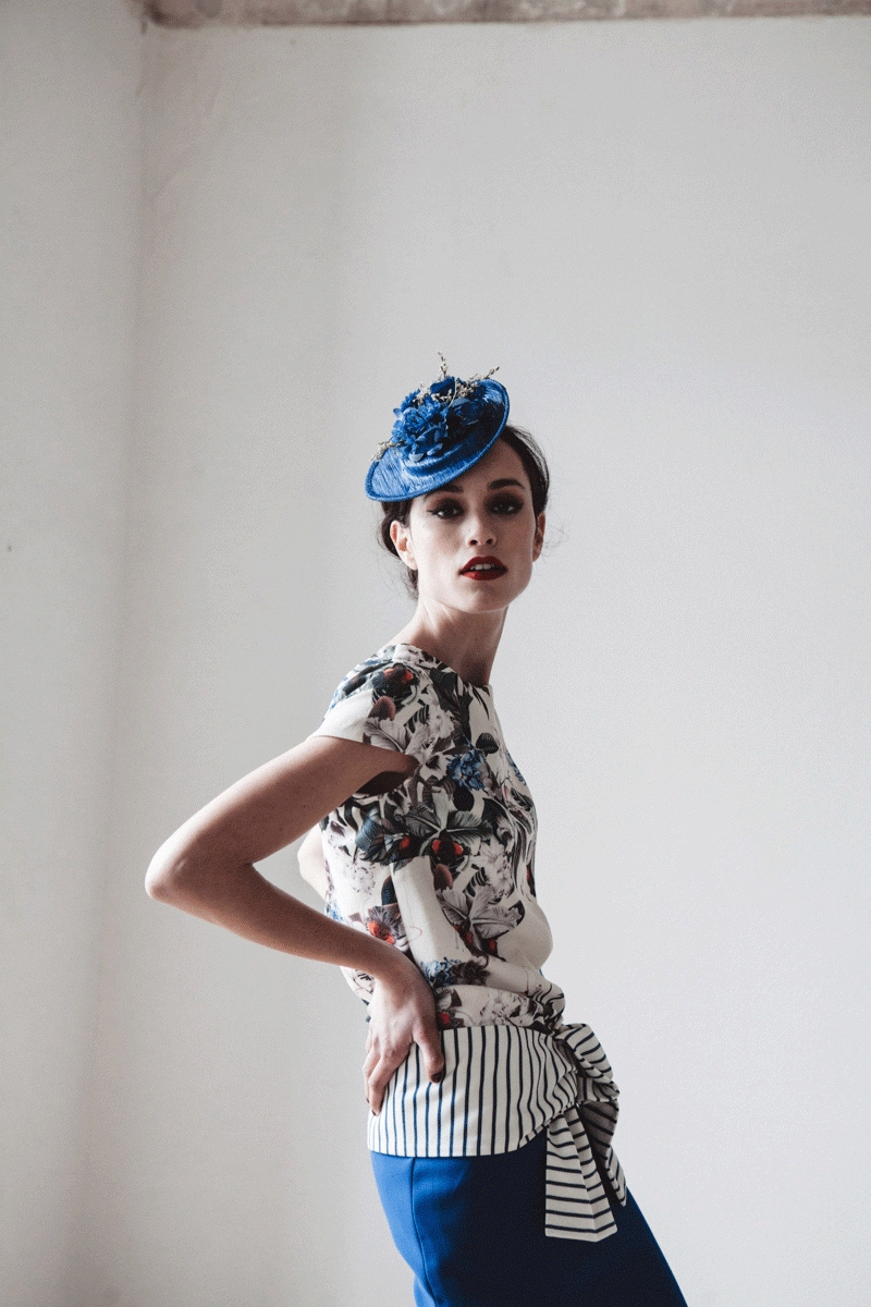 vestido estilo años 20 con falda midi azul lazada de rayas y cuerpo de flores y manga corta para boda evento fiesta coctel bautizo comunion graduacion de bouret en apparentia