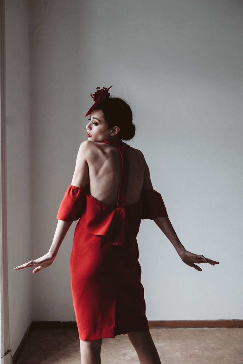 vestido rojo corto con los hombros descubiertos para boda fiesta evento coctel bautizo comunion graduacion de arimoka en apparentia