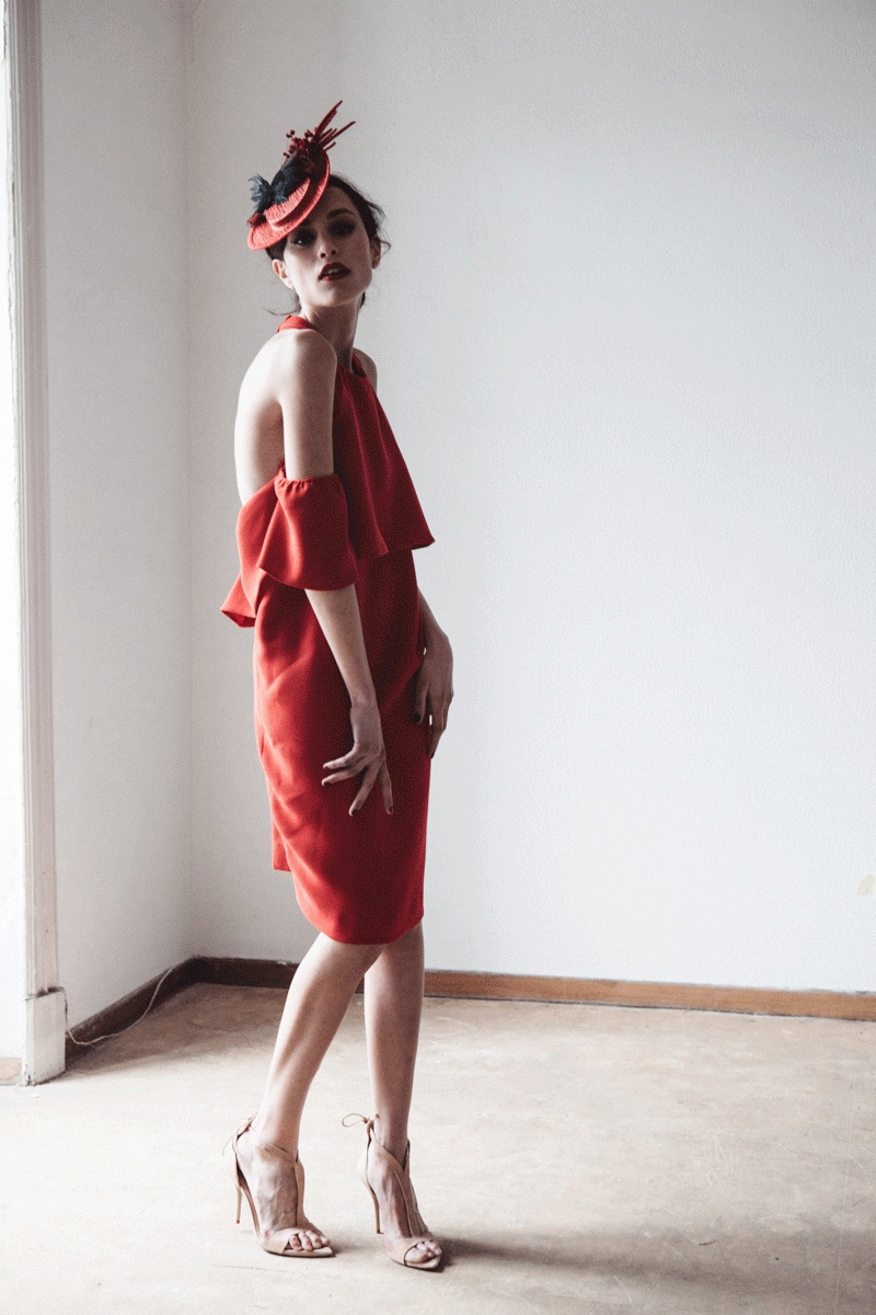 vestido rojo corto con los hombros descubiertos para boda fiesta evento coctel bautizo comunion graduacion de arimoka en apparentia