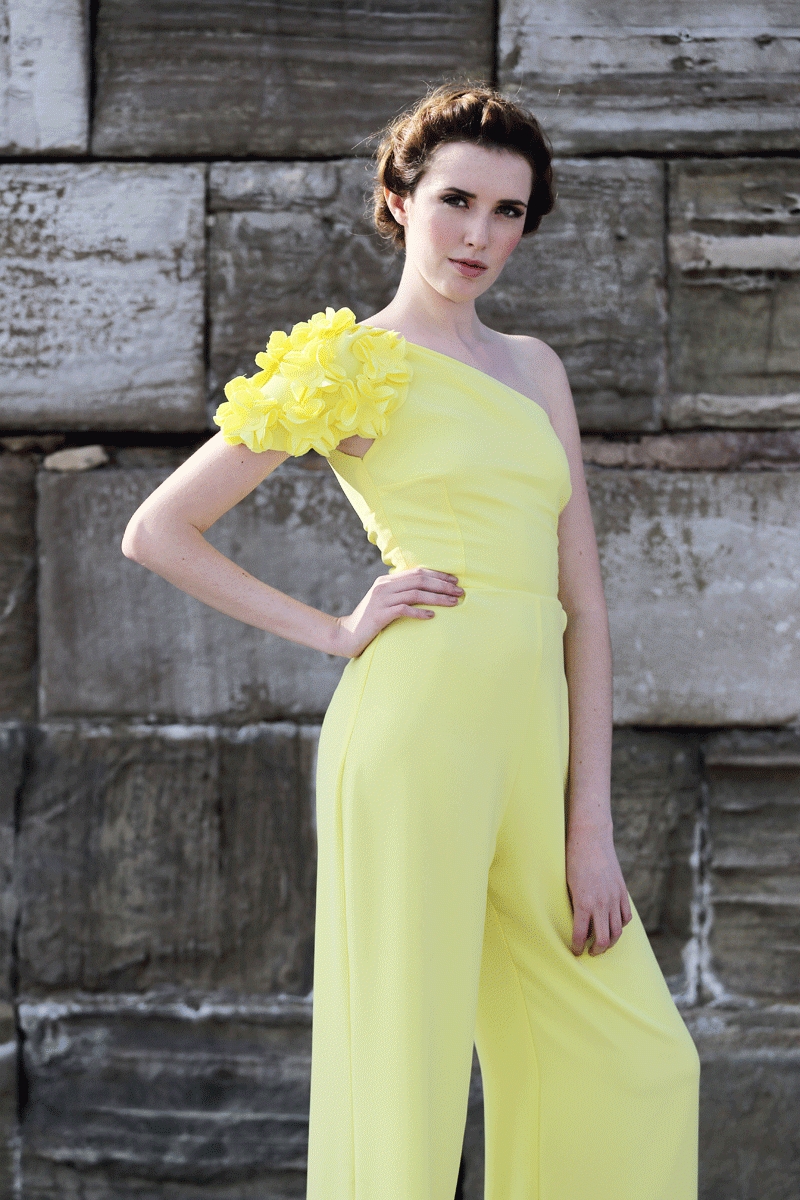jumpsuit invitadas mono amarillo de fiesta con escote en la espalda y flores para boda fiesta evento coctel bautizo comunion de apparentia