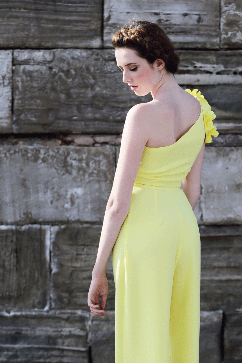 mono de fiesta amarillo con amplio escote en la espalda con flores y pernera ancha para boda evento coctel fiesta bautizo comunion graduacion de apparentia