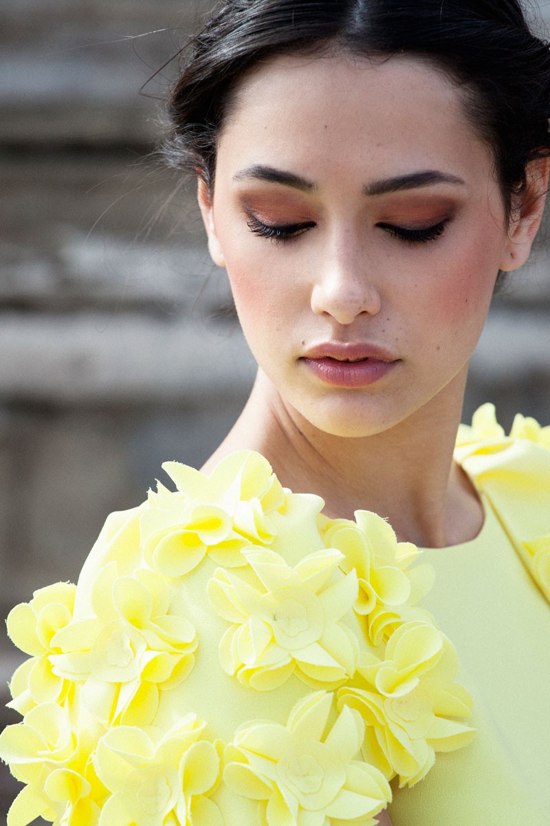vestido corto de fiesta amarillo con mangas de alas con flores de boda fiesta evento coctel bautizo comunion graduacion de apparentia