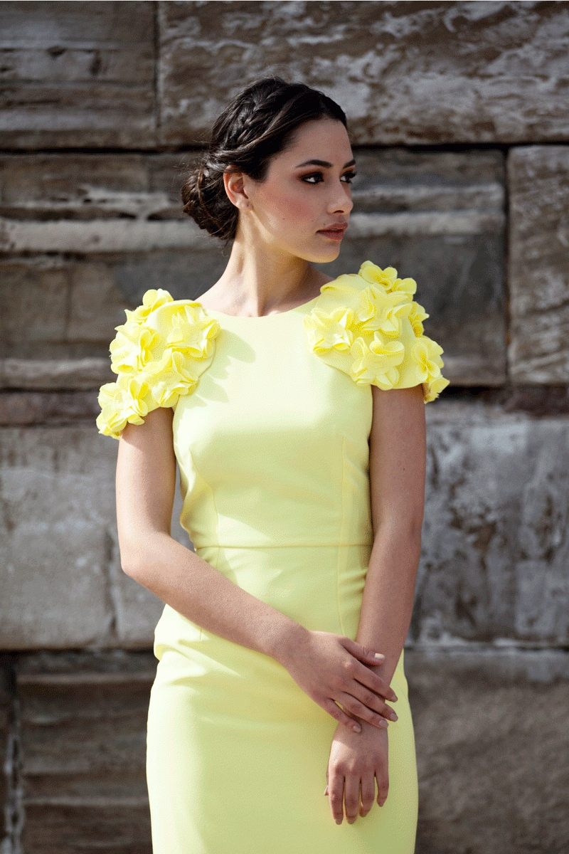Vestido de fiesta corto amarillo con alitas de flores para boda