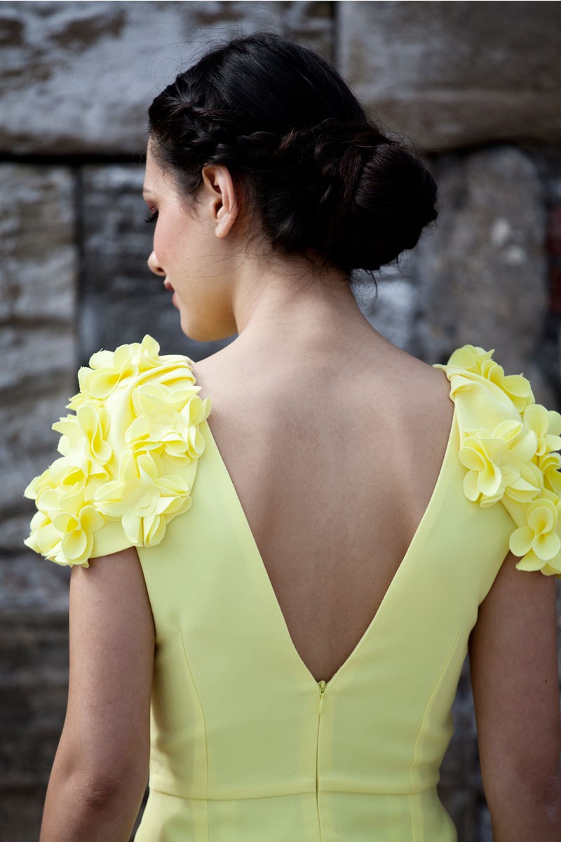 Vestido de fiesta corto amarillo con de flores para boda