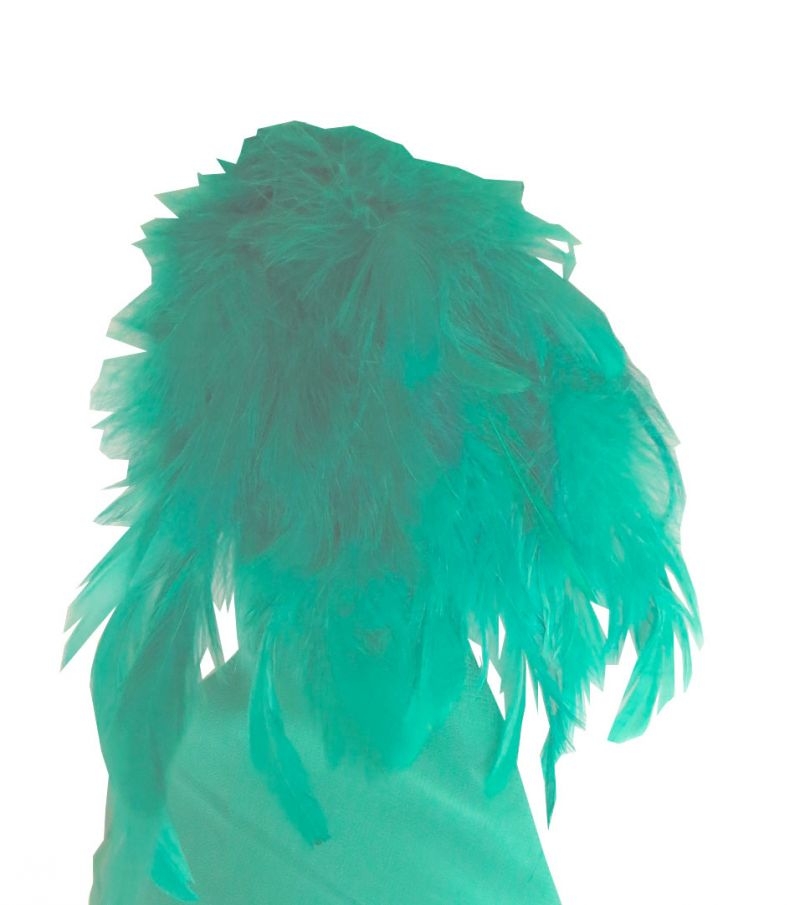 vestido asimetrico con plumas