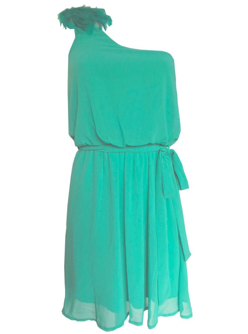 vestido asimetrico con plumas