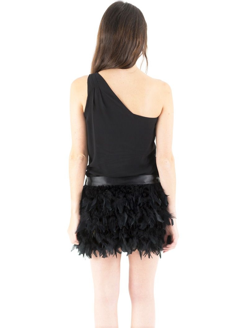 vestido negro plumas