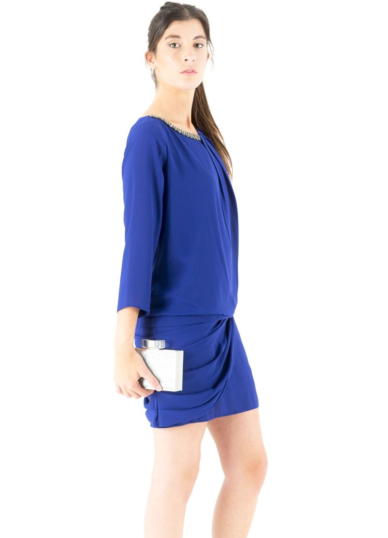 vestido azul drapeado